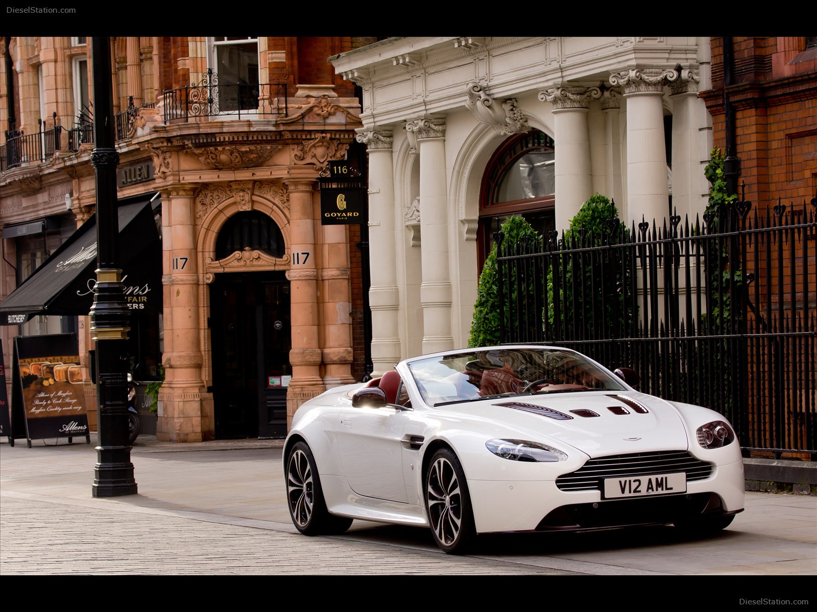 Aston Martin V12 Vantage Roadster 2013